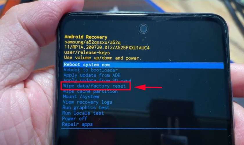 Chọn Wipe data/factory reset, sau đó nhấn nút nguồn để xác nhận