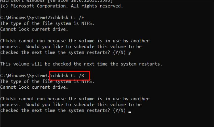 Bạn tiếp tục g&otilde; lệnh chkdsk C: /R v&agrave; nhấn Enter để sửa lỗi kh&ocirc;ng format được ổ cứng 