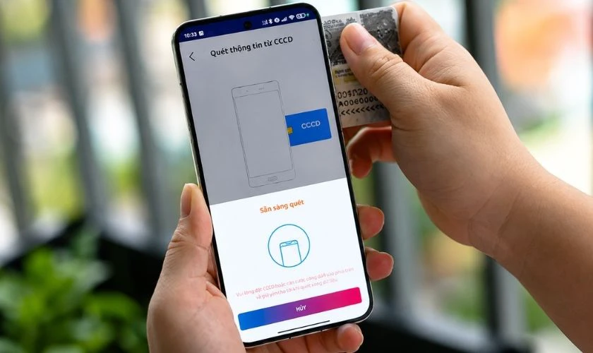 Đặt CCCD đúng vị trí và giữ cố định khi quét