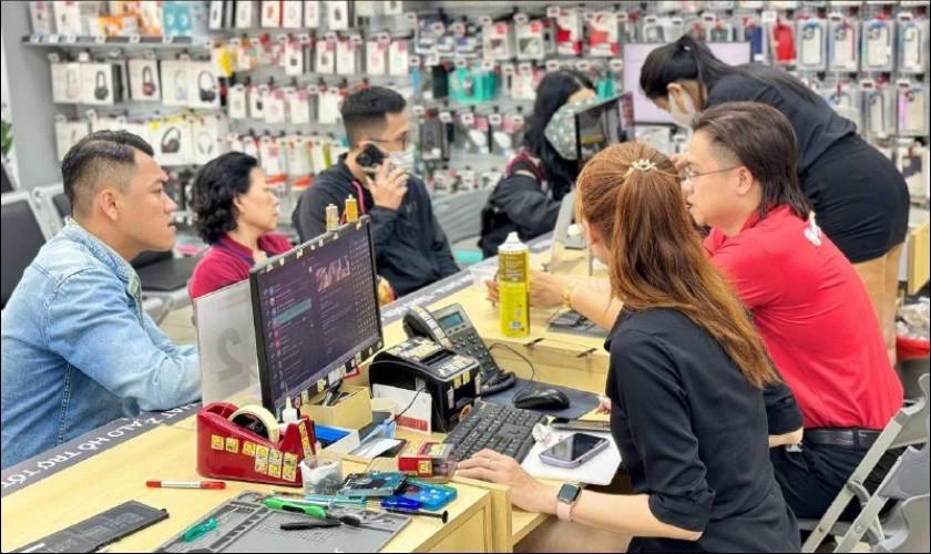 Kiểm tra c&ocirc;ng suất sạc laptop v&agrave; mua sạc laptop tại Điện Thoại Vui