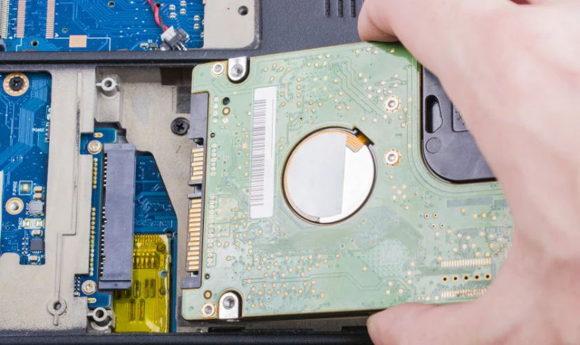 Vì sao cần kiểm tra ổ cứng laptop mới hay cũ?
