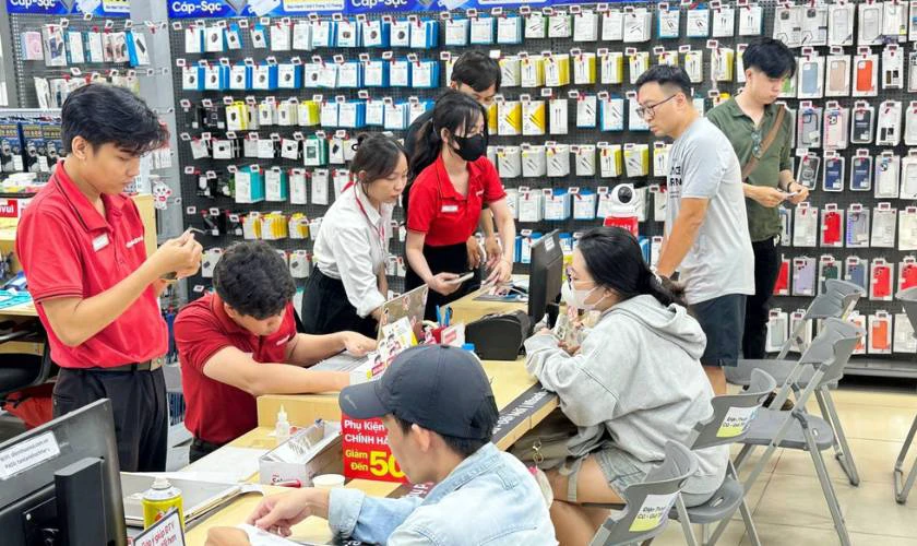Dịch vụ kiểm tra và thay pin chính hãng, giá tốt tại Điện Thoại Vui