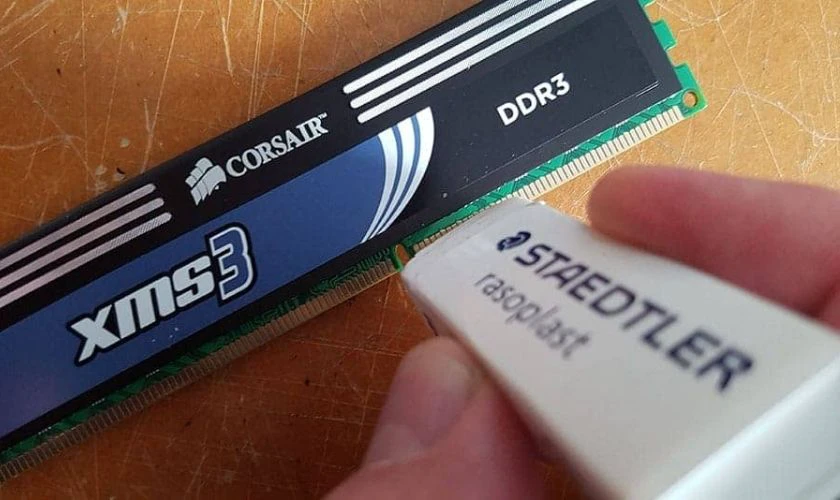 Xử lý lỗi RAM khi laptop bật nguồn sáng đèn 1 giây rồi tắt làm sao