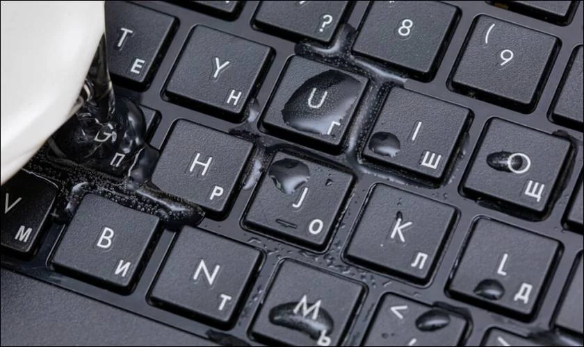 Những nguy cơ có thể xảy ra khi laptop bị đổ nước vào bàn phím