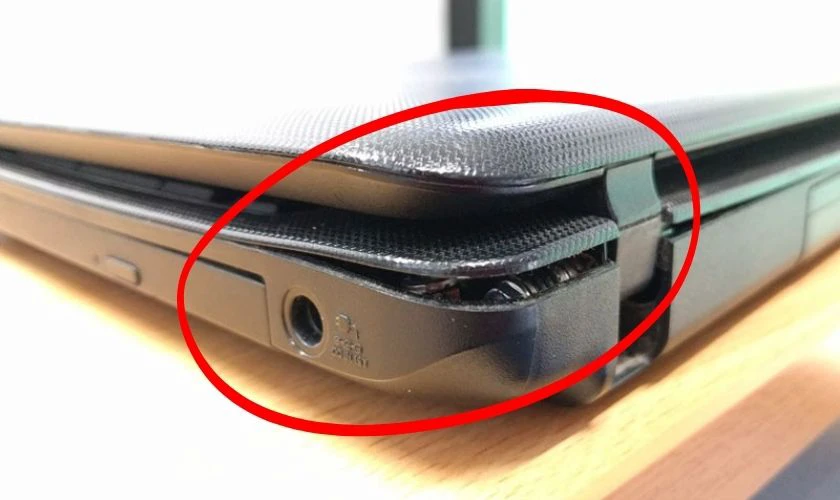 Laptop bị gãy bản lề là bị gì?