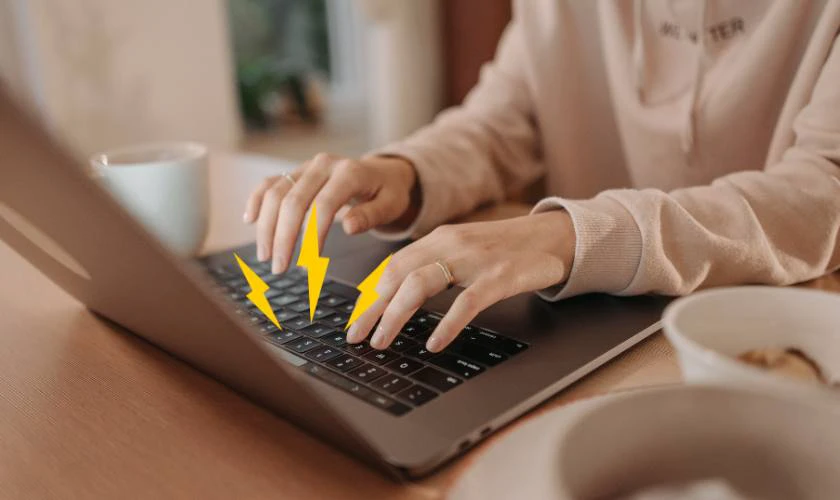Laptop bị giật điện khi sạc l&agrave; nguy&ecirc;n nh&acirc;n do tĩnh điện
