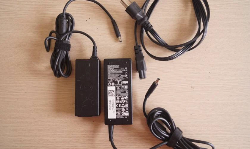 Thay adapter, pin v&agrave; bộ sạc tr&aacute;nh sạc pin laptop bị giật điện