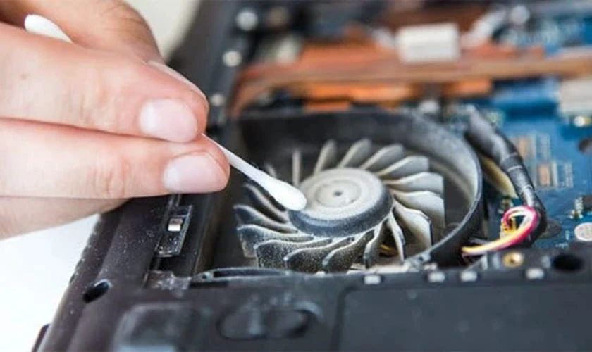 Vệ sinh m&aacute;y khi laptop bị sập nguồn khi cắm sạc