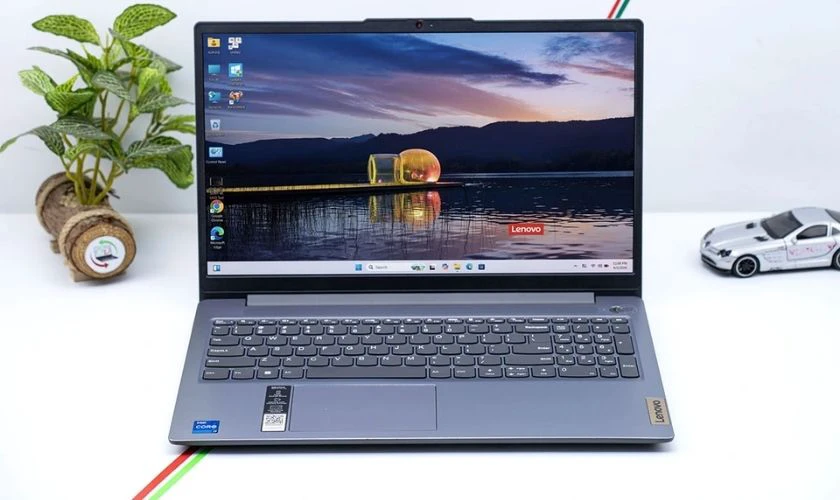 Lenovo IdeaPad Slim 3 15IRH8 nổi bật nhờ cấu hình mạnh mẽ trong phân khúc dưới 20 triệu đồng