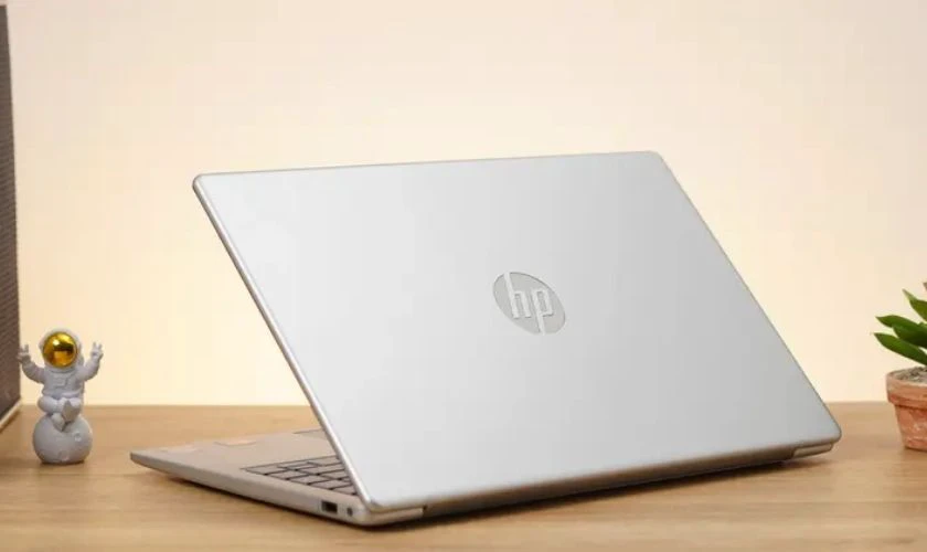 HP 14-EM0023AU sở hữu thiết kế nhỏ gọn với màn hình 14 inch