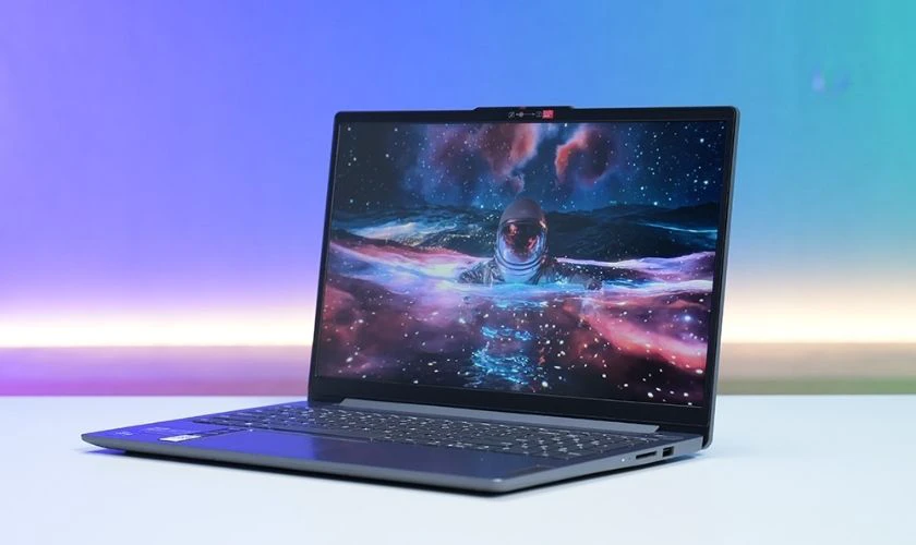 Lenovo IdeaPad Slim 3 15IRH8 là mẫu laptop nổi bật nhờ hiệu năng mạnh mẽ