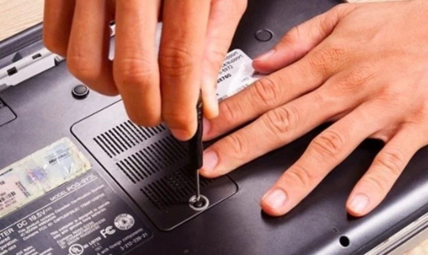 Tháo lắp và kiểm tra lại RAM laptop HP