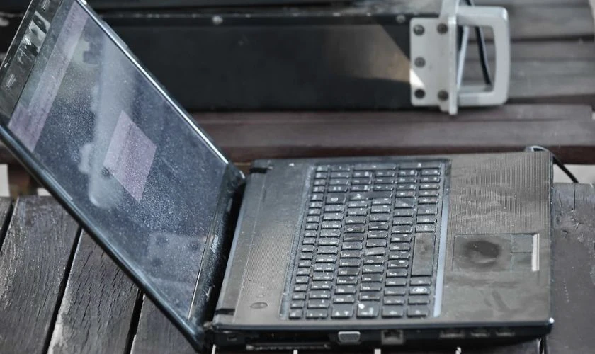 Laptop kêu rè rè do không vệ sinh