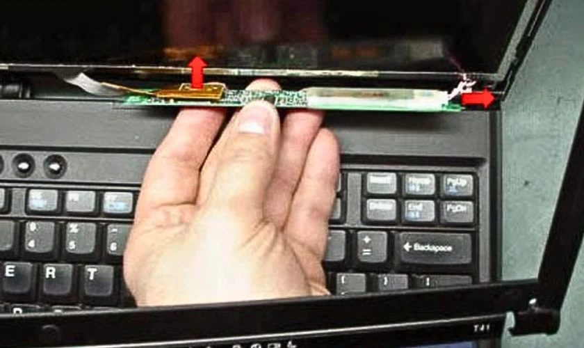 Cao &aacute;p m&agrave;n h&igrave;nh bị hỏng l&agrave;m laptop kh&ocirc;ng l&ecirc;n m&agrave;n h&igrave;nh