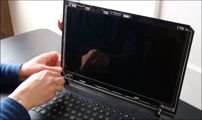 M&agrave;n h&igrave;nh laptop đen thui d&ugrave; n&uacute;t nguồn vẫn s&aacute;ng