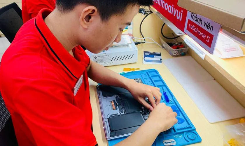Mang laptop đến trung t&acirc;m sửa chữa