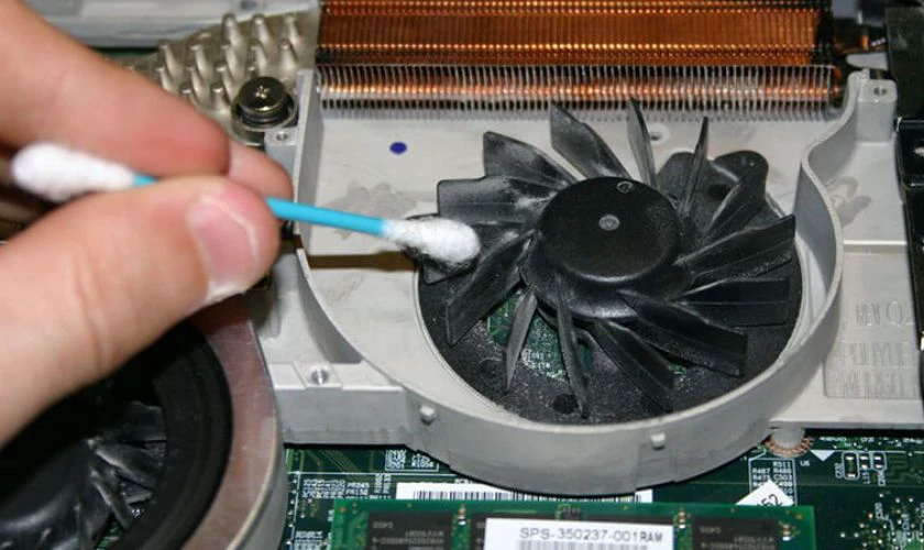 Quạt của laptop ph&aacute;t ra tiếng ồn lớn