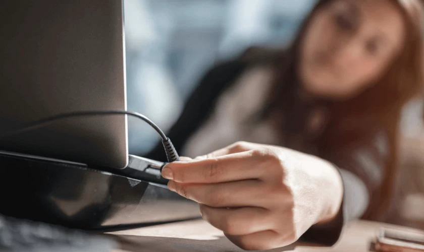 Kiểm tra lại pin v&agrave; nguồn điện