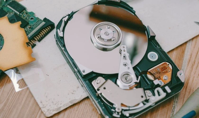 Đĩa đọc, trục quay gặp vấn đề hư hỏng làm laptop không nhận ổ cứng