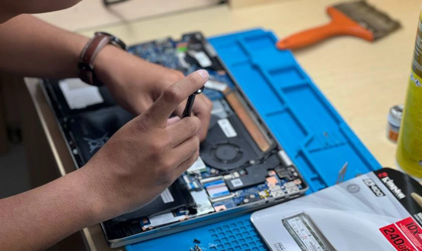 Mang laptop không nhận ổ cứng đi sửa chữa