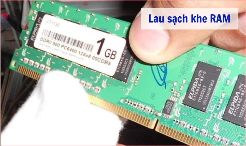 Lắp lại khe RAM khi laptop bật lên nhưng không vào màn hình chính