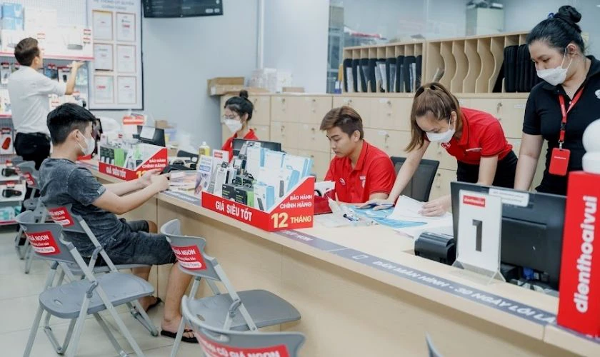 Mang đến cửa hàng sửa chữa để kiểm tra khi laptop lên màn hình nhưng không chạy