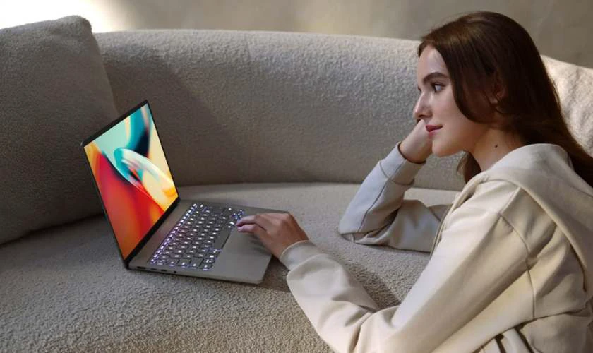 C&oacute; n&ecirc;n mua Laptop