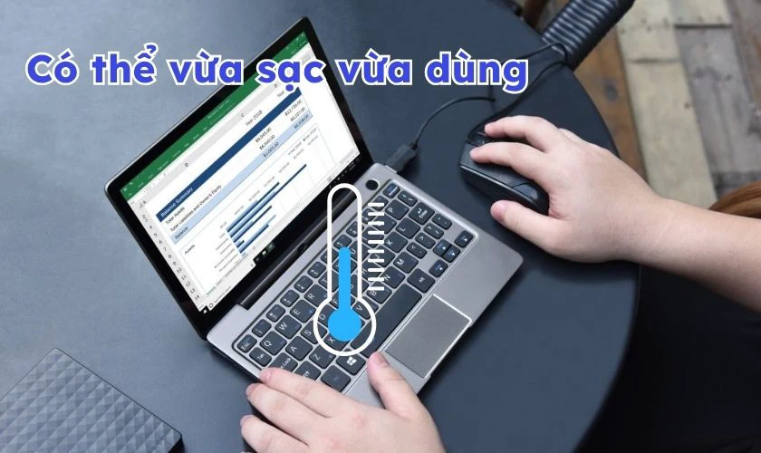 Có thể vừa sạc vừa dùng nhưng tránh để máy quá nóng