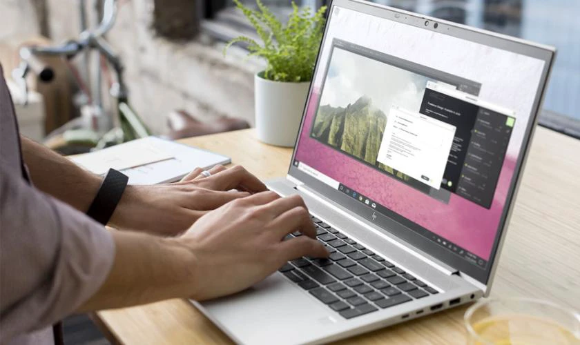 Laptop văn ph&ograve;ng nhỏ gọn
