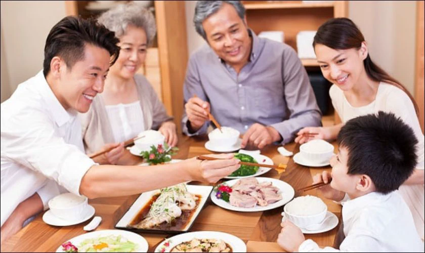 Lễ Vu Lan n&ecirc;n tặng cho bố mẹ bữa ăn qu&acirc;y quần b&ecirc;n gia đ&igrave;nh