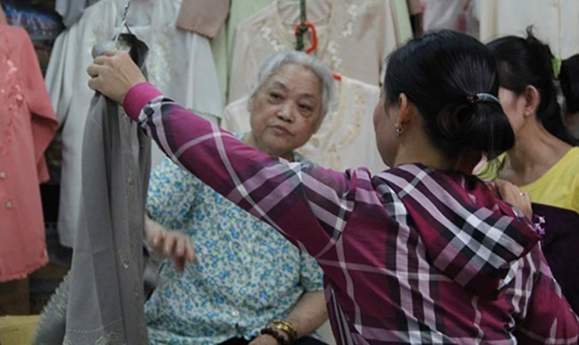Lễ Vu Lan n&ecirc;n tặng cho bố mẹ quần &aacute;o mới