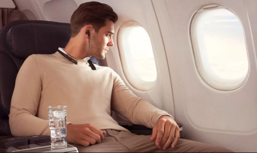 L&ecirc;n m&aacute;y bay c&oacute; được đeo tai nghe bluetooth kh&ocirc;ng