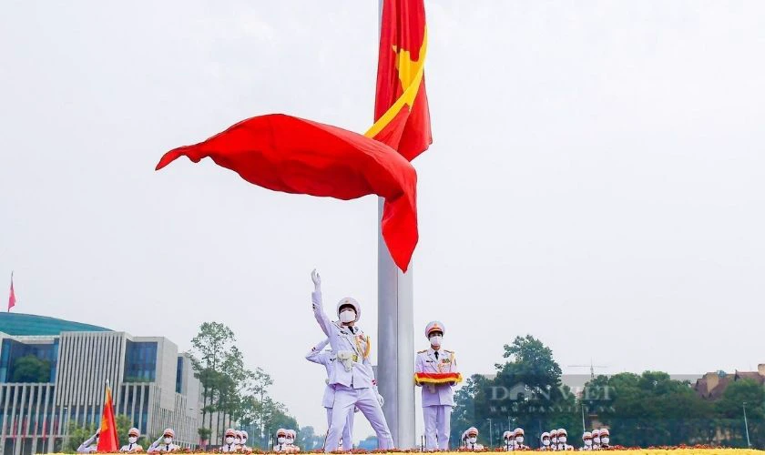Tham dự lễ Thượng cờ và Hạ cờ