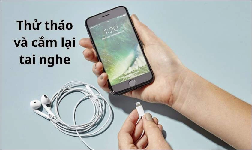 Thử th&aacute;o v&agrave; cắm lại tai nghe iPhone bị lỗi loa