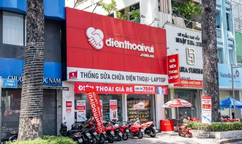 Đưa iPhone bị r&egrave; loa đến trung t&acirc;m sửa chữa ch&iacute;nh h&atilde;ng Điện Thoại Vui