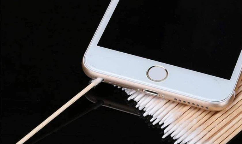 Vệ sinh loa cho iPhone khi bị r&egrave;