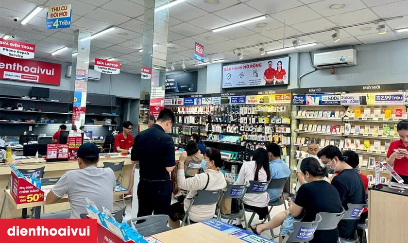 N&ecirc;n mua loa JBL Partybox Club 120 gi&aacute; tốt