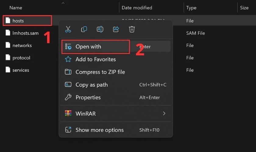 Bấm chọn v&agrave;o file hosts rồi nhấn chuột phải v&agrave; chọn Open with