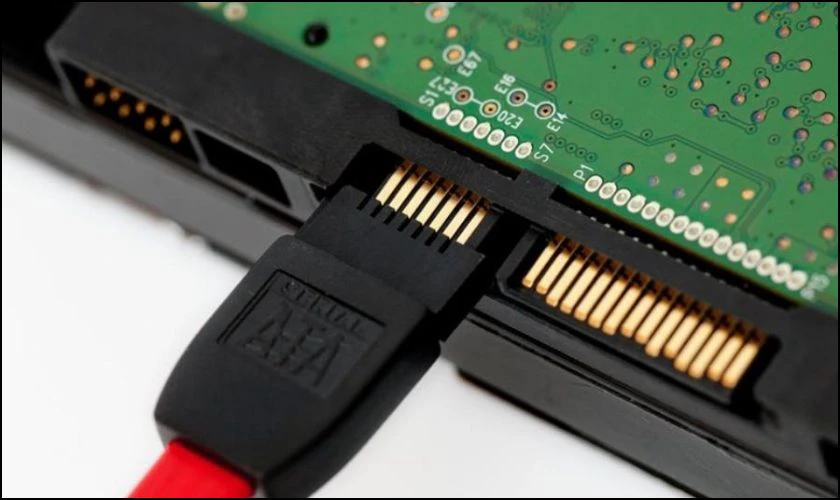 Cổng SATA bị kết nối kh&ocirc;ng đ&uacute;ng hoặc hỏng dẫn đến lỗi BIOS kh&ocirc;ng nhận ổ cứng