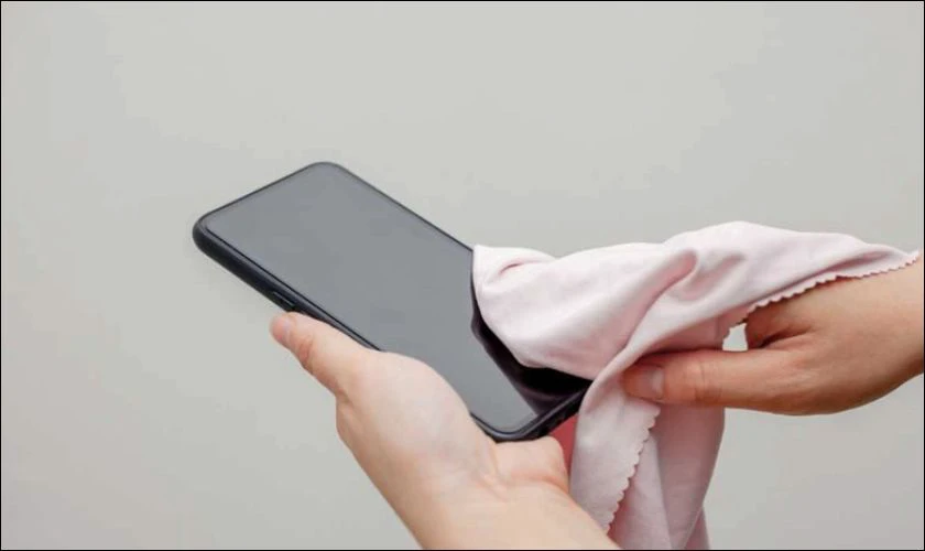 Kiểm tra m&agrave;n h&igrave;nh Samsung v&agrave; cảm biến v&acirc;n tay c&oacute; lỗi trầy xước kh&ocirc;ng