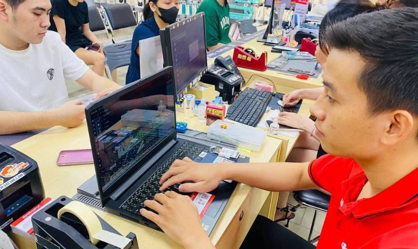 Đem laptop đến cửa h&agrave;ng sửa chữa m&aacute;y t&iacute;nh để khắc phục sự cố camera