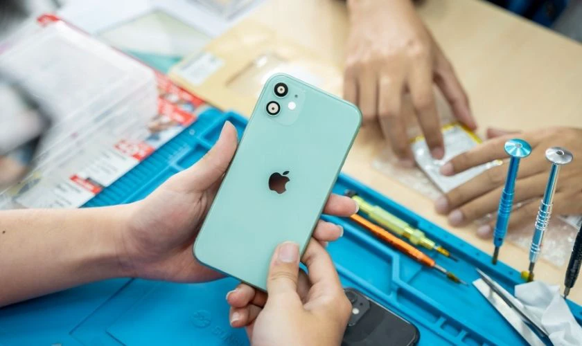 Mang iPhone đến trung t&acirc;m bảo h&agrave;nh