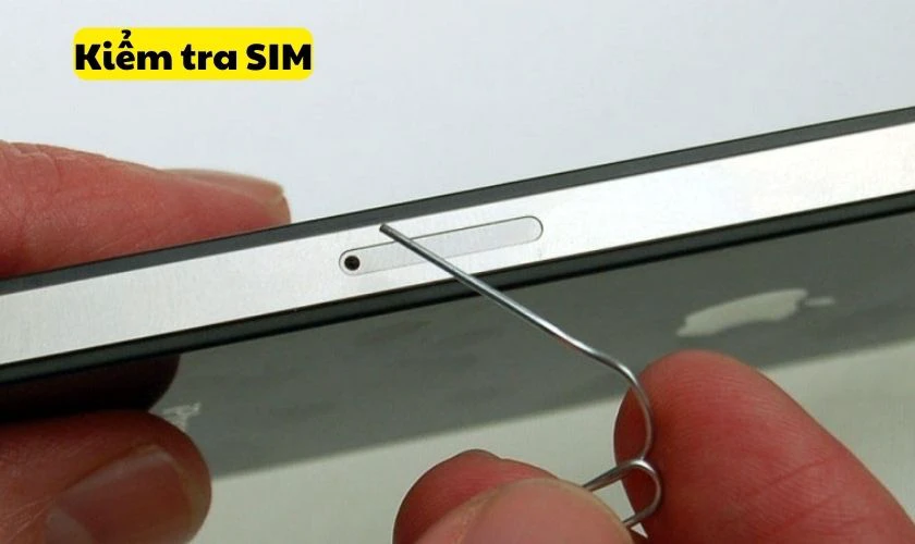 Kiểm tra v&agrave; vệ sinh SIM để khắc phục lỗi iPhone kh&ocirc;ng nhận SIM