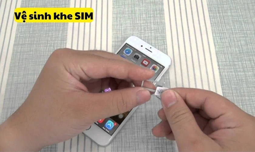 Kiểm tra khay đựng SIM