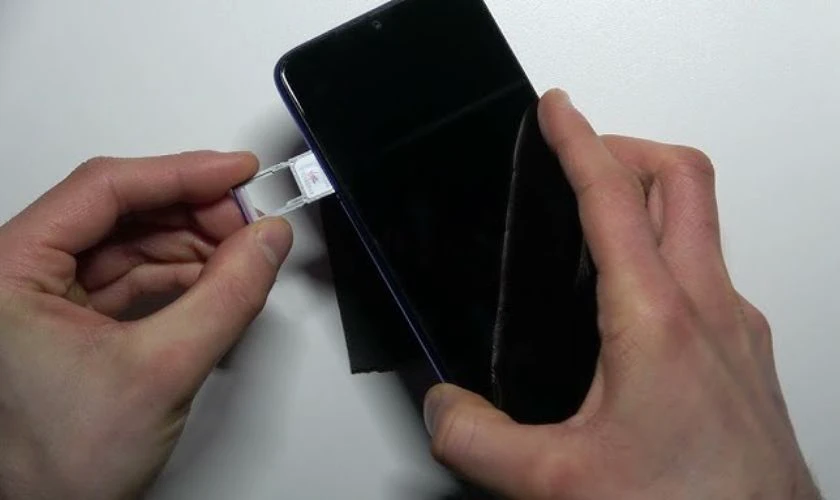 Mang điện thoại Xiaomi đi sửa chữa