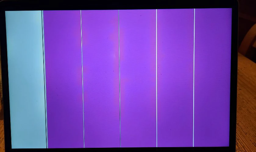 Lỗi màn hình MacBook Pro 2017 bị sọc dọc
