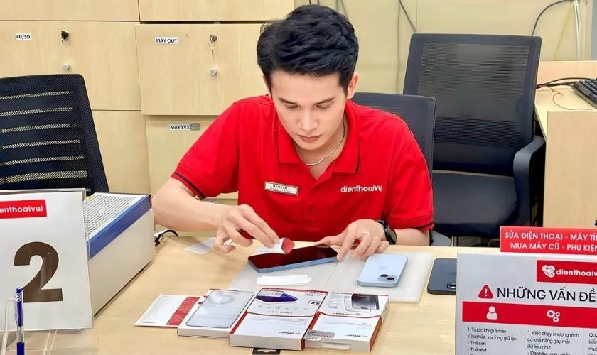 Mang điện thoại iPhone đến trung t&acirc;m sửa chữa
