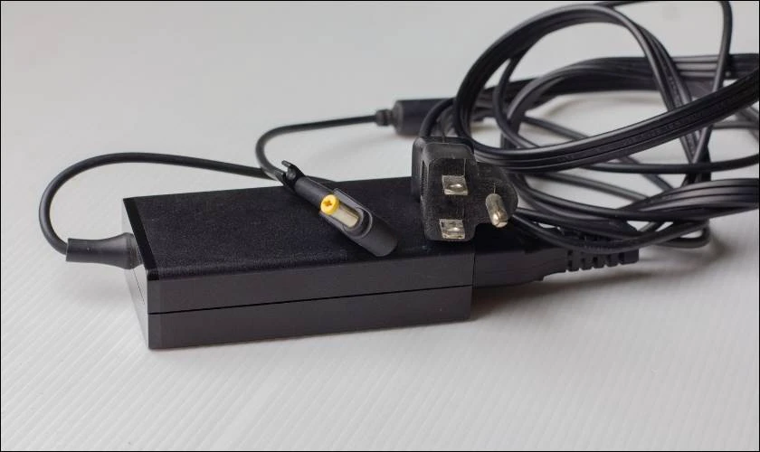 Kiểm tra bộ sạc của Laptop