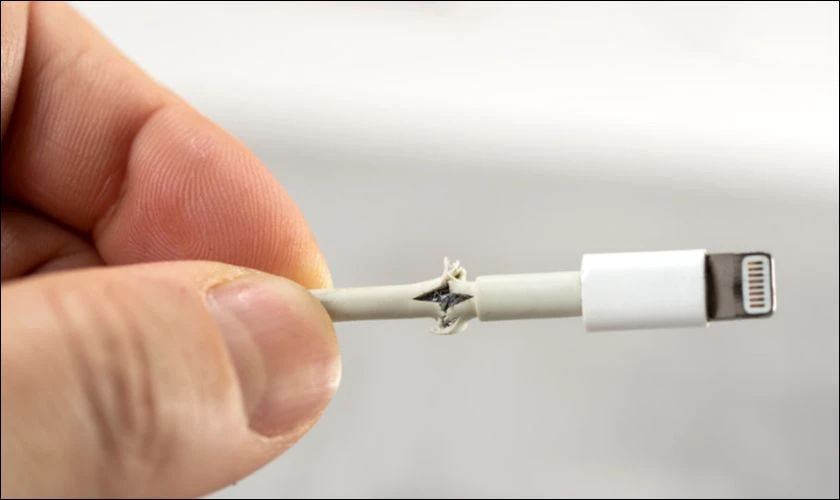 Đứt g&atilde;y d&acirc;y c&aacute;p khiến iPhone kết nối kh&ocirc;ng th&agrave;nh c&ocirc;ng