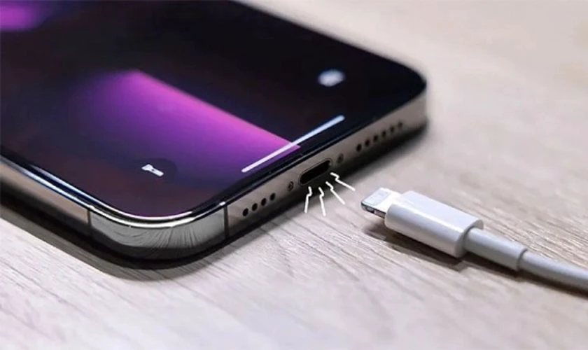 Lỗi sạc pin iPhone phụ kiện kh&ocirc;ng hỗ trợ do cổng kết nối bị hỏng